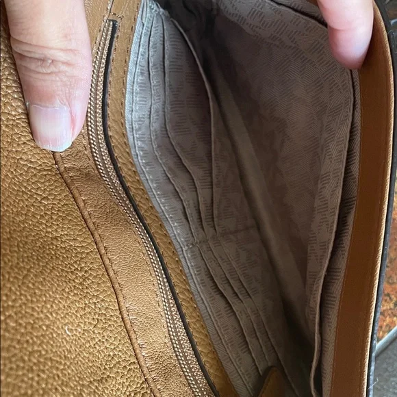Michael Kors Elegant Tan Leather Crossbody Bag - Picture 5 of 5